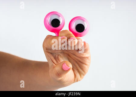 lustiger Charakter Kreatur suchen überrascht mit offenem Mund, mit weiblichen Hand und Googly Augen dargestellt. Isoliert auf weiss mit Textfreiraum Stockfoto