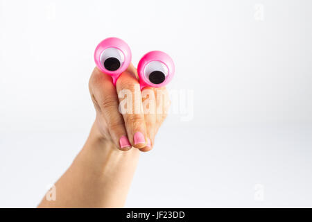 Lustiger Charakter Kreatur mit Mitleid und bedauern, dargestellt mit weiblichen Hand und Googly Augen blickte. Isoliert auf weiss mit Textfreiraum Stockfoto