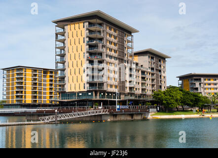 Moderne Wohnblocks im Waterfront Komplex, Darwin, Northern Territory, Australien. Stockfoto