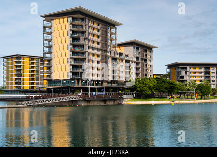 Moderne Wohnblocks im Waterfront Komplex, Darwin, Northern Territory, Australien. Stockfoto