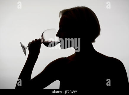 Frau trinkt Rotwein Stockfoto