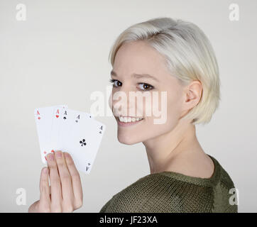 Frau mit vier Asse Stockfoto