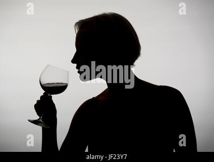 Frau trinkt Rotwein Stockfoto