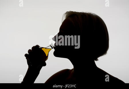 Frau trinkt Whiskey Stockfoto