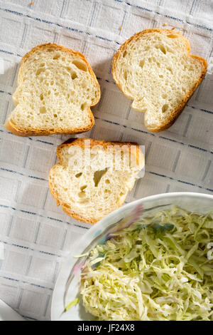 Scheiben Brot mit Eintopf Gericht Stockfoto