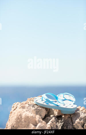 Flip Flops auf Felsen Stockfoto