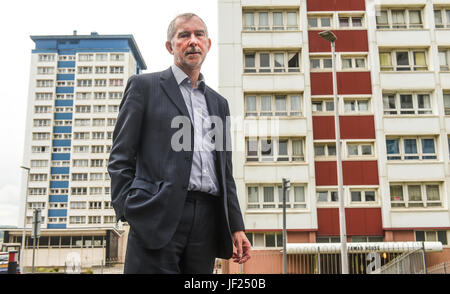 Urheberrechtlich geschütztes Bild von Paul Slater Bilder Ltd - Führer der Plymouth Stadtrat Ian Bowyer außerhalb Mountwise Türme, Devonport, Plymouth. Stockfoto