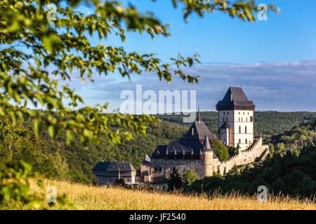 Tschechische Schlösser Schloss Karlstejn Tschechische Republik Landschaft, Königliches Schloss inmitten von tiefen Wäldern gebaut Stockfoto