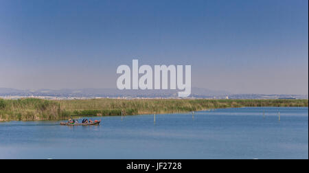 Touristen, die unter einer Tour auf dem See im La Albufera Nationalpark in der Nähe von Valencia Stockfoto