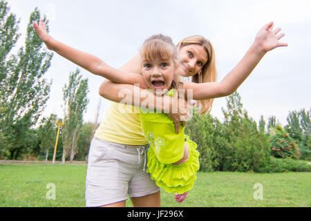 Mutter hält Tochter im Arm und Schaukeln Stockfoto