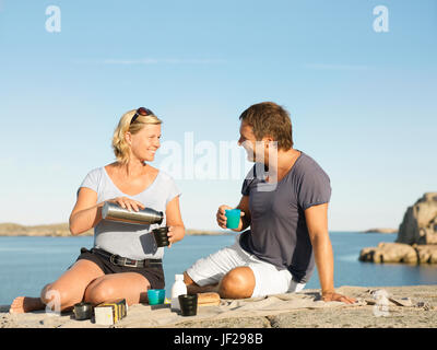 Paar beim Kaffee auf hoher See Stockfoto