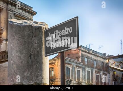 Zeichen für das römische Amphitheater in Catania. Stockfoto