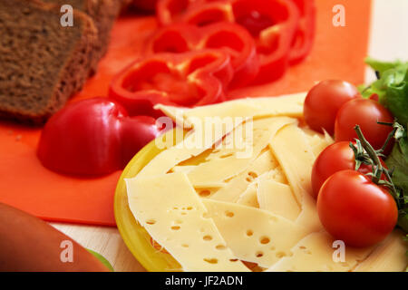 in Scheiben geschnittene Produkte. Satz von Roggen Brot und Wurst und Käse Stockfoto
