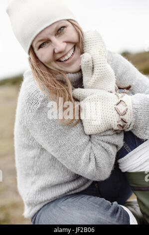 Lächelnde Frau, Blick in die Kamera Stockfoto