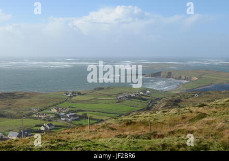 Kliffküste und Blick aufs Meer von der Sky Road in Clifden, Irland Stockfoto