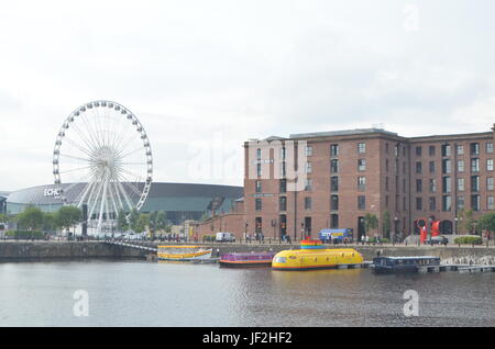 Wheel of Liverpool am Albert Dock des Flusses Mersey in Liverpool, England Stockfoto