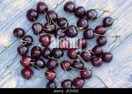 Frische Kirschfrucht auf hölzernen Hintergrund. Stockfoto