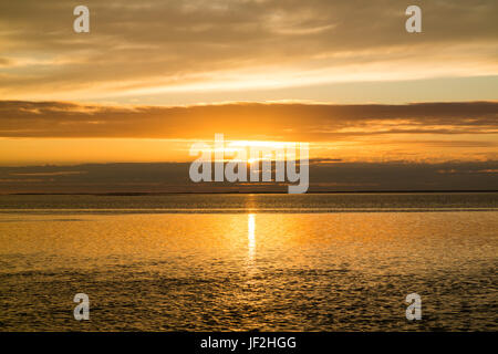 Panoramablick über das Wattenmeer in der Nähe von westfriesischen Insel Texel bei Sonnenuntergang, Nordholland, Niederlande Stockfoto