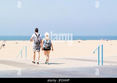 Menschen, die zu Fuß zum Strand der Nordsee Meer resort Scheveningen, den Haag, Zuid-Holland, Niederlande Stockfoto