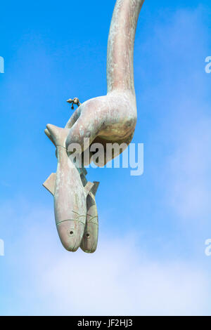 Hand mit Hering, Detail der Hering Esser Skulptur, Teil des Märchen am Meer auf dem Boulevard von Scheveningen, den Haag, Zuid-Holland, Niederlande Stockfoto