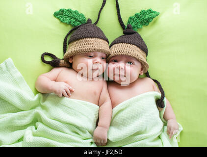 Kleinen Zwillinge Kleinkind Brüder Babys weared in Eichel Hüte Stockfoto