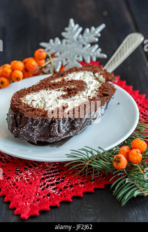 In Scheiben geschnittene hausgemachte Weihnachten Schokolade yule log. Stockfoto