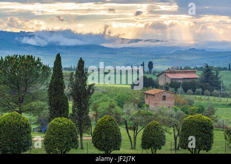 Querformat mit Sonnenuntergang über der Toskana in Italien von einem Garten Stockfoto