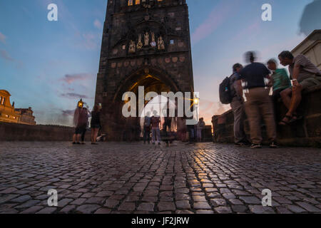 Charles Bridge Tower bei Nacht Stockfoto