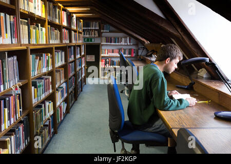 Universitätsstudentin, die in der Bibliothek, Queens College Cambridge University, Cambridge UK, studiert Stockfoto