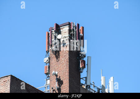 Communication Equipment auf dem Dach Stockfoto