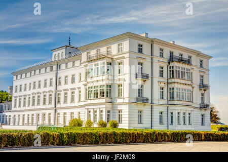 Historisches weißes Haus an der Ostsee Küste Stockfoto