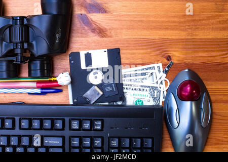 Disketten und Tastatur auf dem Holztisch. Stockfoto