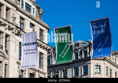 London alle begrüßen & London ist offen-Banner auf der anderen Straßenseite, London, England, Vereinigtes Königreich Stockfoto