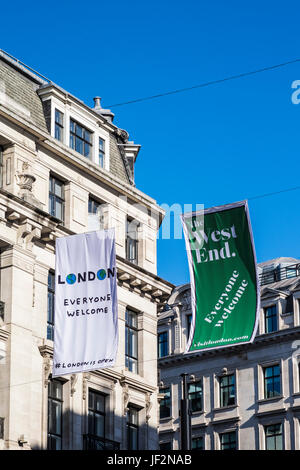 London alle begrüßen & London ist offen-Banner auf der anderen Straßenseite, London, England, Vereinigtes Königreich Stockfoto