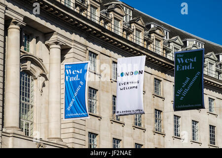 London alle begrüßen & London ist offen-Banner auf der anderen Straßenseite, London, England, Vereinigtes Königreich Stockfoto