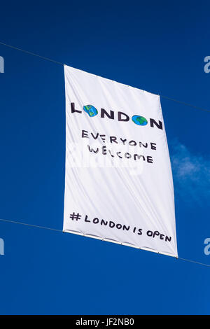 London alle begrüßen & London ist offen-Banner auf der anderen Straßenseite, London, England, Vereinigtes Königreich Stockfoto