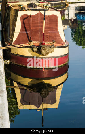 Narrowboat Spiegelbild im Wasser am frühen Morgen, klein-Venedig, London, England, Vereinigtes Königreich Stockfoto