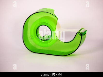 Eine grüne Kleber Klebe- oder Magic Tape Plastikhalter oder dispenser Stockfoto