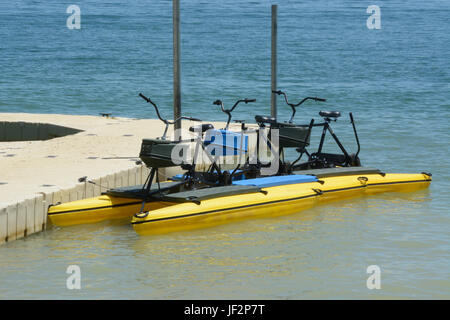 Tretboote, gefesselt an das Dock am See im Stadtpark Stockfoto