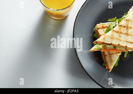 Club Sandwich mit Lachs und Gemüse Stockfoto