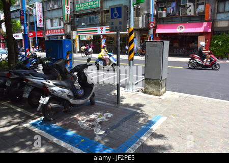 Behinderten Parkplätze für Steckeranschluss und Motorräder, der Raum ist leer, aus Rücksicht auf diejenigen, die es Taiwan Park brauchen. Stockfoto
