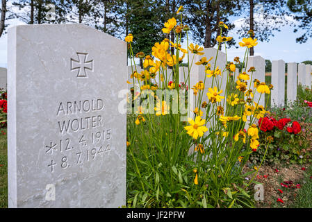 Deutsche Gräber auf der britischen Ryes Soldatenfriedhof enthält 652 Commonwealth Bestattungen des zweiten Weltkriegs, Bazenville, Calvados, Normandie, Frankreich Stockfoto