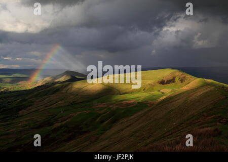 Regenbogen über dem Verlierer Hügel, von Mam Tor im Peak District aus gesehen Stockfoto