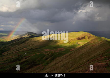 Regenbogen über dem Verlierer Hügel, von Mam Tor im Peak District aus gesehen Stockfoto