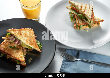 Sandwiches auf Platten und frischen Saft Stockfoto