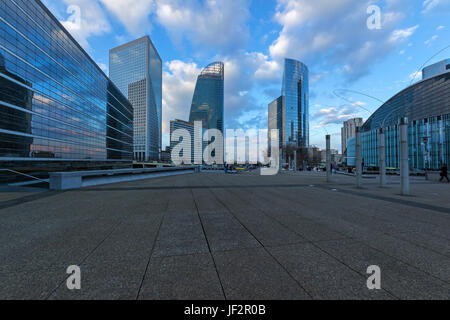 PARIS - MÄRZ 2014; La Défense Bankenviertel in Paris. Stockfoto