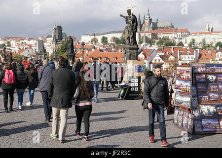 Touristen auf der Karlsbrücke in Prag. Stockfoto