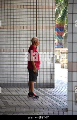 Alter Mann Ausübung seine Gesichtsmuskeln bleiben passen in seinen goldenen Jahren. Stockfoto