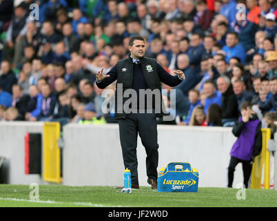 Linfield Manager David Healy Gesten an der Seitenlinie während des UEFA Champions League Qualifikation Spiels im Windsor Park, Belfast. Stockfoto