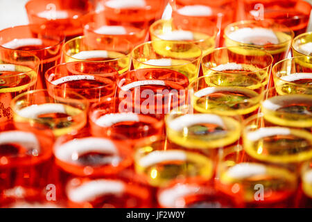 Viele Gläser mit Alkohol, Cocktail, die Gläser hautnah. Stockfoto